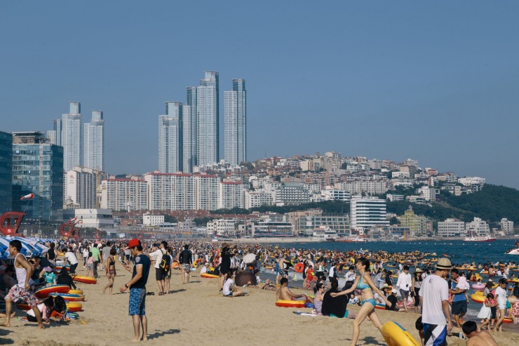 Mùa hè ở bãi biển Haeundae. Ảnh: Grey Suitcase.