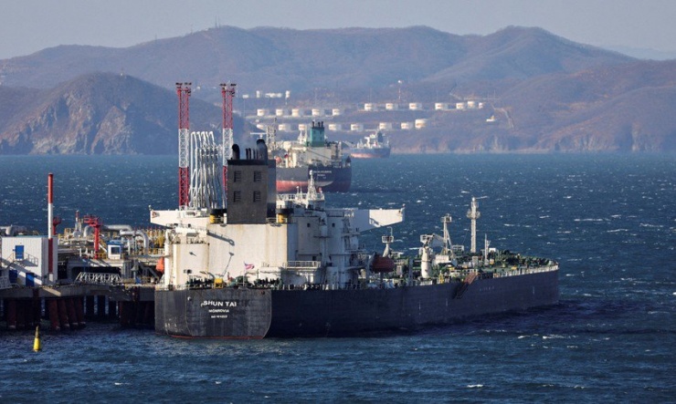 Một tàu chở dầu thô của Nga gần gần TP cảng Nakhodka (Nga) ngày 4-2-2022. Ảnh: REUTERS