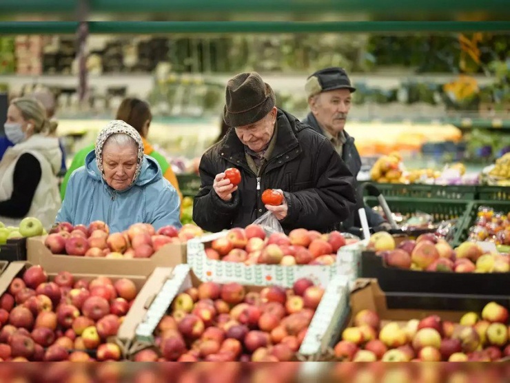 Người dân mua hàng tại một siêu thị ở thủ đô Moscow (Nga) hồi tháng 11-2023. Ảnh: AP