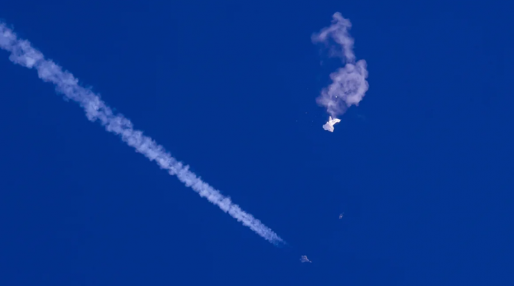 Khinh khí cầu được cho là khí cầu do thám Trung Quốc bị bắn hạ ngoài khơi bờ biển South Carolina (Mỹ) vào ngày 4-2-2023. Ảnh: CHAD FISH/AP