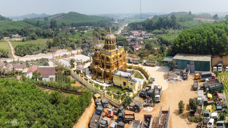 Lâu đài dát vàng 70 tỷ đồng ở Nghệ An - 1