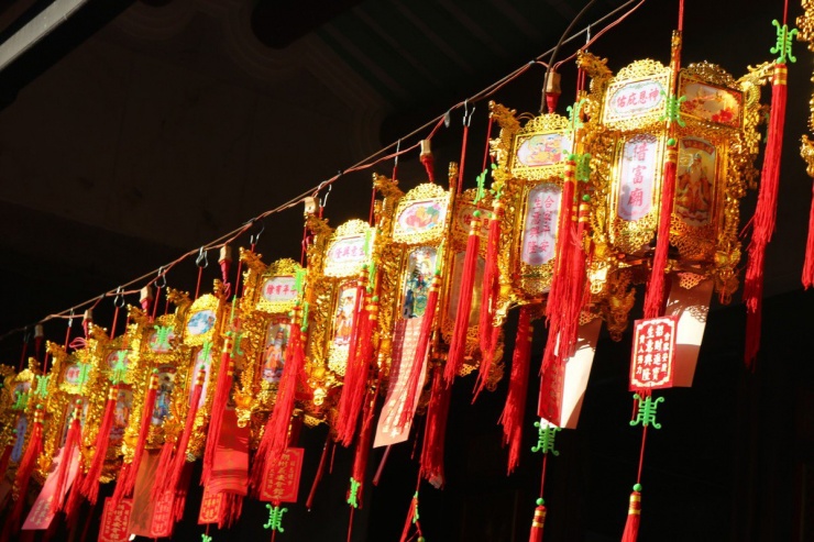 Ngoài nhang đèn và trái cây, nhiều người còn mua đèn lồng cầu may đến để cúng vái sau đó treo ở chùa hoặc mang về nhà.