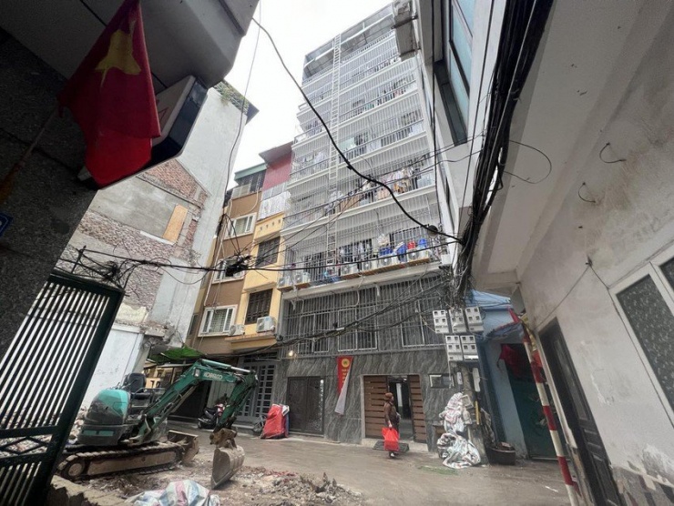 Chung cư mini ở 22B ngõ 236 Khương Đình (phường Hạ Đình, Thanh Xuân, Hà Nội) - nơi có gần 60 hộ dân sinh sống phải di dời khẩn cấp do cột bê tông bị nứt toác. Ảnh: TP