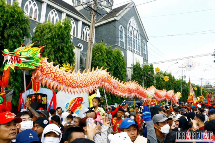 Hàng chục ngàn người đổ về hai bên tuyến đường Cộ Bà đi qua chỉ để nhìn thấy Bà (Thánh Mẫu).