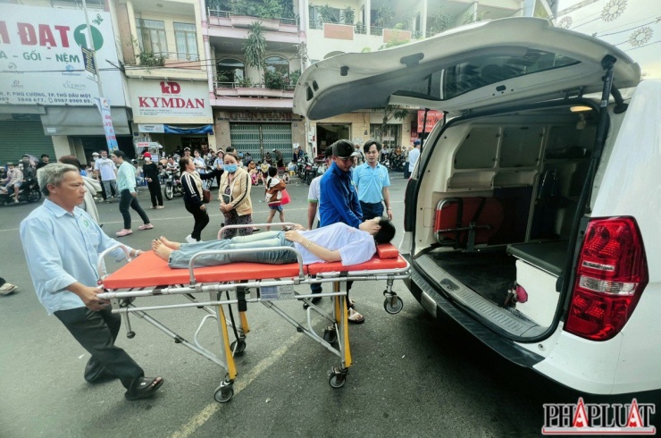Do nắng nóng và quá đông người chen lấn, một cô gái đã bị ngất xỉu phải chuyển đi bệnh viện cấp cứu.