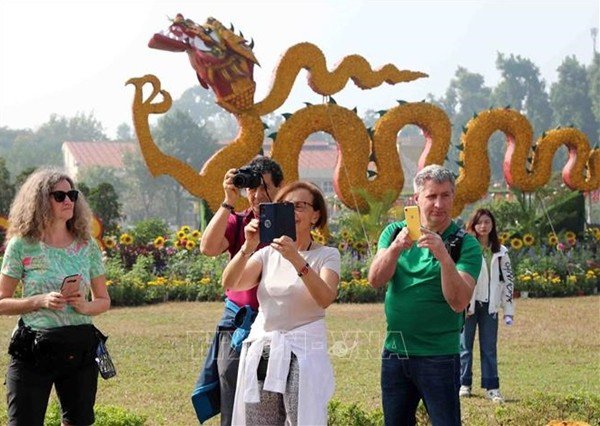 Du khách nước ngoài đều thấy con người và môi trường ở Việt Nam rất thân thiện. Ảnh: VNA.