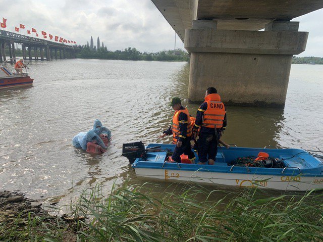 Đến sáng 24-2, lực lượng chức năng đã tìm thấy thi thể nữ giáo viên trên sông Bến Hải. Ảnh: CACC