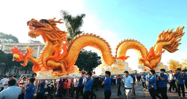 Linh vật rồng vàng phun nước Thủ Dầu Một được trưng bày tại phố đi bộ Bạch Đằng dịp Tết Nguyên đán Giáp Thìn 2024 và được một số kênh thông tin khảo sát dư luận, bình chọn là linh vật đẹp nhất cả nước năm 2024.