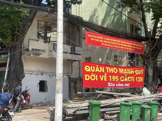 Một quán ăn dán thông báo dời về địa chỉ khác