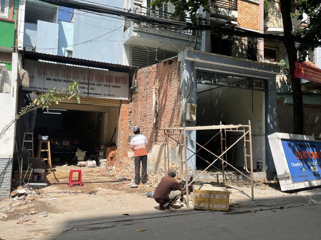Hàng loạt căn nhà cấp tập tháo dỡ, giao mặt bằng cho dự án mở rộng đường Hoàng Hoa Thám