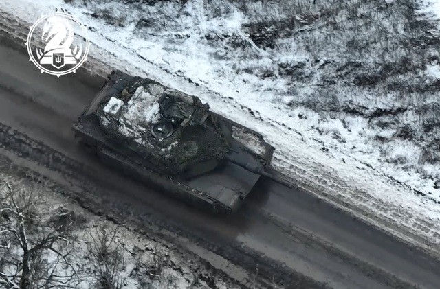 Ukraine lần đầu tiên công bố video ghi cảnh siêu xe tăng Abrams do Mỹ viện trợ khai hỏa nhằm vào các lực lượng Nga trên chiến trường. Ảnh cắt từ clip