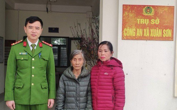 Chị Vũ Thị Hương đến trụ sở công an xã Xuân Sơn đón mẹ về nhà chăm sóc
