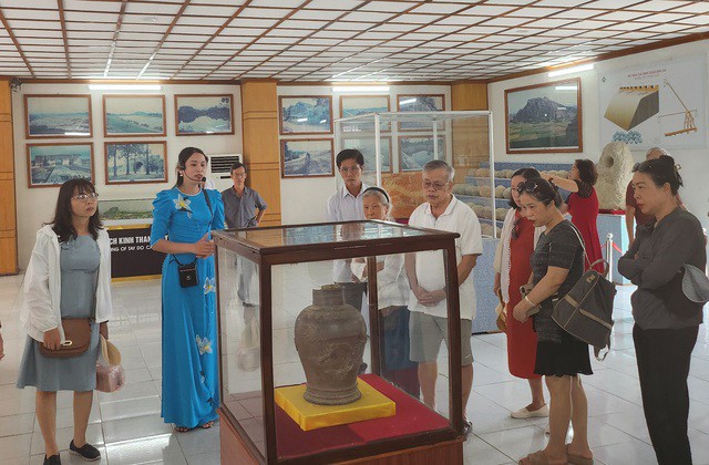 Khách du lịch tham quan khu trưng bày các hiện vật được tìm thấy trong quá trình khảo cổ học tại Thành nhà Hồ - thành cổ hơn 600 năm tuổi được xây dựng dưới triều Hồ ở xứ Thanh
