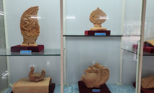 Các hiện vật hình rồng được tìm thấy ở Thành nhà Hồ có niên đại từ thế kỷ 14 - 15