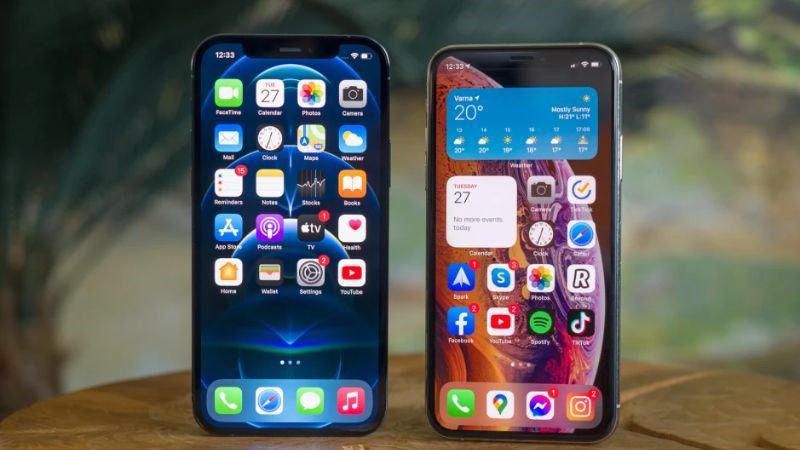 iPhone 12 vs iPhone XS Max: Chọn iPhone nào trong tầm giá dưới 9 triệu? - 1