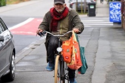 Bạn trẻ - Cuộc sống - Triệu phú có 10 ngôi nhà vẫn lục thùng rác tìm thức ăn