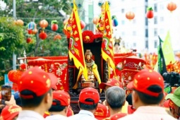 Hàng ngàn người chen nhau về Miếu Bà Thiên Hậu để xem Thánh Mẫu