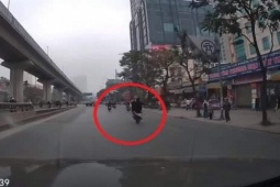Tin tức trong ngày - Clip: "Quái xế" lái xe máy SH làm trò bốc đầu trên đường phố Hà Nội