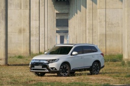 Tin tức ô tô - Giá xe Mitsubishi Outlander tháng 1/2024, hỗ trợ 50% LPTB và tặng Camera 360