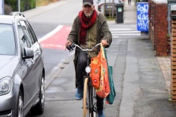 Kinh doanh - Cụ ông 80 tuổi lục thùng rác tìm đồ ăn, thân phận thực sự khiến người ta "choáng váng"