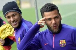 Tin mới nhất bóng đá tối 24/2: Neymar bị chỉ trích vì giúp Alves "chạy án", Aguero muốn trở lại thi đấu