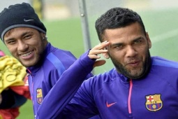 Bóng đá - Tin mới nhất bóng đá tối 24/2: Neymar bị chỉ trích vì giúp Alves "chạy án", Aguero muốn trở lại thi đấu