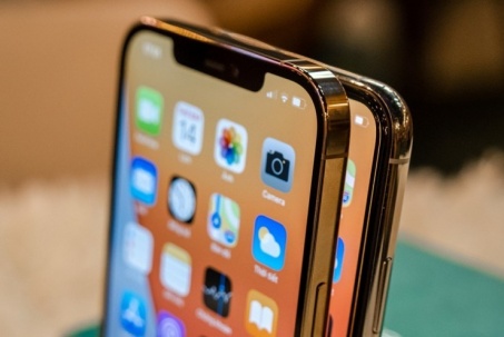 iPhone 12 vs iPhone XS Max: Chọn iPhone nào trong tầm giá dưới 9...