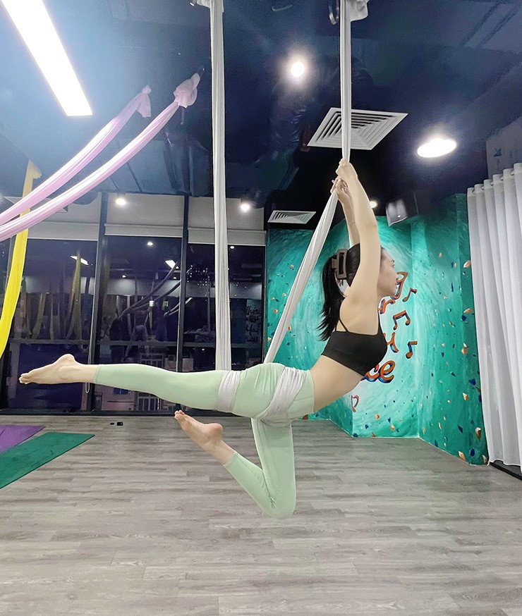 “Còn yoga bay cần một bộ dụng cụ hỗ trợ bao gồm võng lụa, dây treo, móc trần và không gian lớn. Đối với người mới tập, chiếc võng lụa sẽ hỗ trợ thực hiện những động tác mà thông thường chỉ dành cho những người có kinh nghiệm”, Trà My nhận xét.