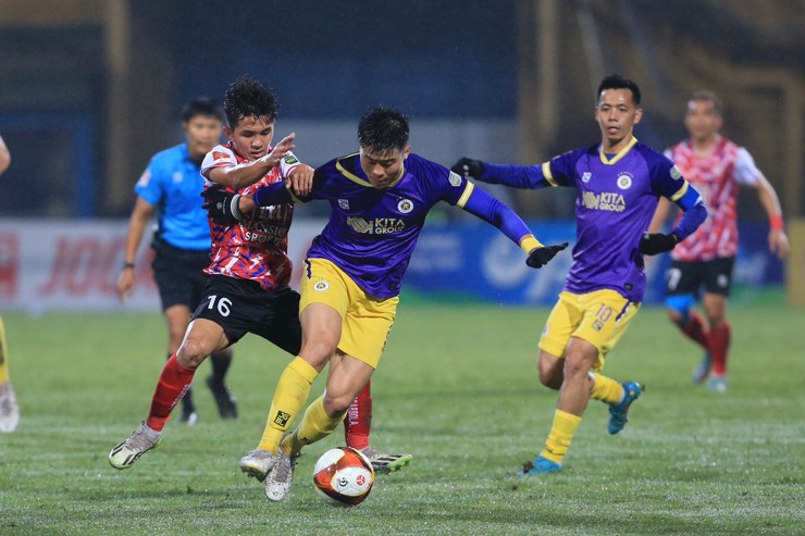 Duy Mạnh (người cầm bóng) và Văn Quyết (bên phải) cùng Hà Nội FC có chiến thắng giải toả áp lực tại vòng 10