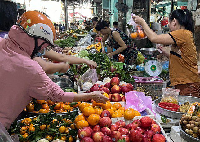 Trái cây, hoa cúng rằm giá rẻ bất ngờ.