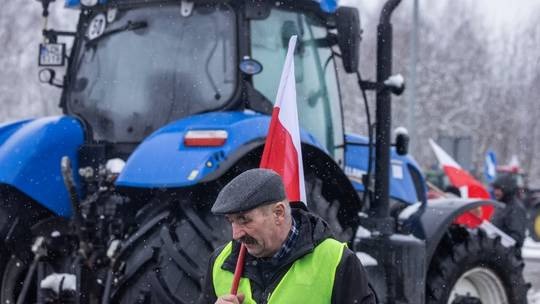Một nông dân tại cửa khẩu biên giới Ba Lan - Ukraine ngày 9/2. Ảnh: AFP
