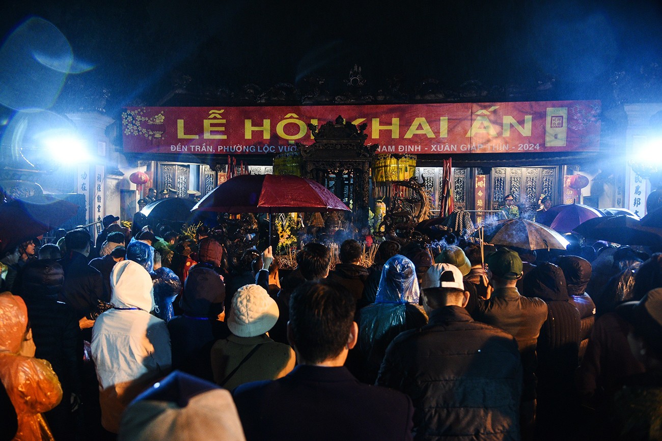 Đêm 23/2 (tức 14 tháng Giêng), lễ khai ấn Đền Trần, phường Lộc Vượng, TP. Nam Định, tỉnh Nam Định chính thức diễn ra, hàng nghìn người dân đứng chờ vào làm lễ.