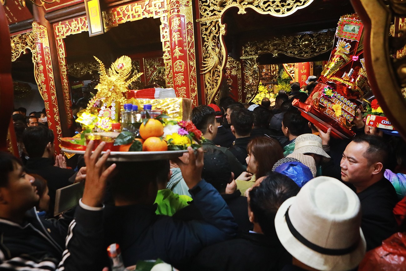 Vào lúc 5h sáng ngày 15 tháng Giêng (24/2), sẽ bắt đầu phát ấn cho nhân dân và du khách tại 4 cửa gồm 3 nhà Giải Vũ và nhà trưng bày đền Trùng Hoa.