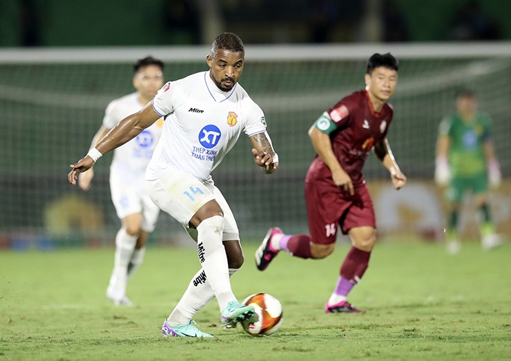 Rafaelson ghi bàn nhưng Nam Định không thể giành điểm trên sân Quy Nhơn.