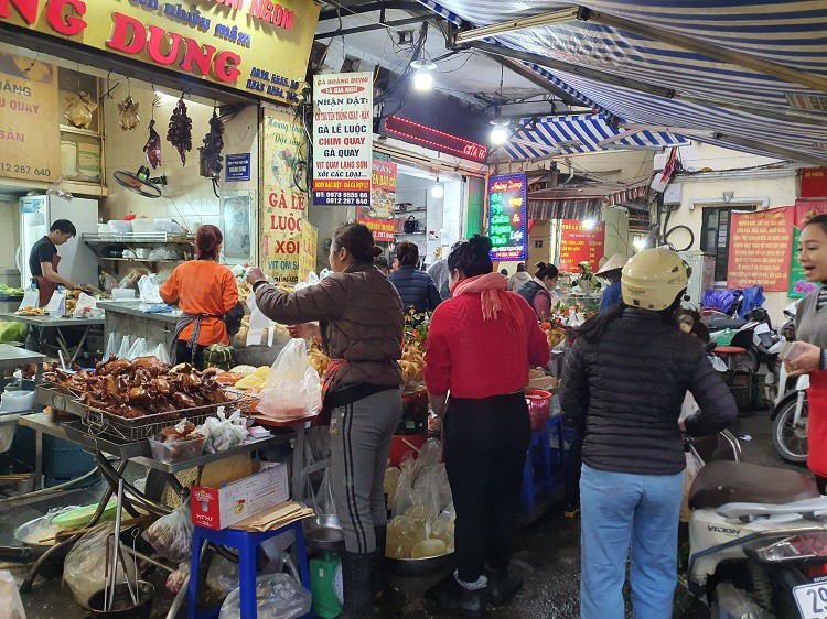 Được coi là khu chợ nhà giàu bởi chợ Hàng Bè (Hoàn Kiếm, Hà Nội) là nơi chuyên bán đồ ăn chế biến sẵn với giá đắt đỏ và ngon nức tiếng phố cổ Hà Nội.