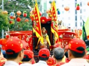Hàng ngàn người chen nhau về Miếu Bà Thiên Hậu để xem Thánh Mẫu