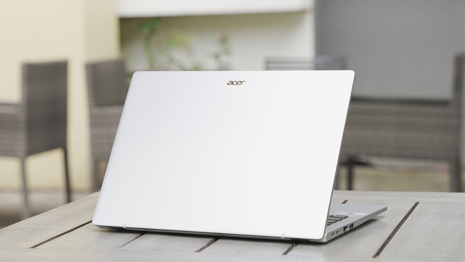 Acer Swift Go 14 AI trang bị thẳng AI Copilot của Microsoft thông qua tổ hợp phím Window + C trên máy.