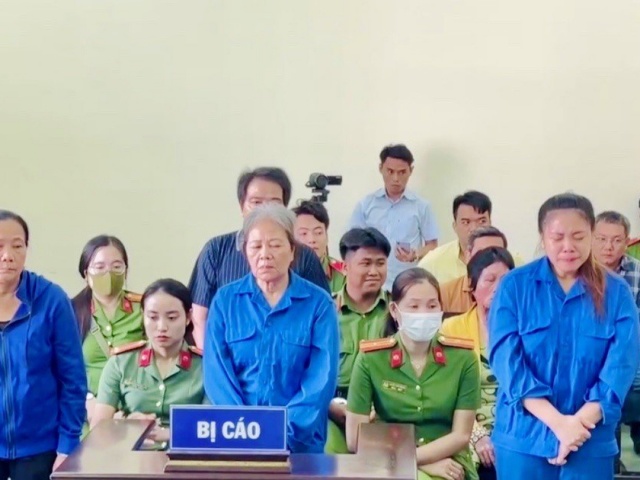 Pháp luật - Phạt tù gia đình tạt nước sôi công an ở An Giang