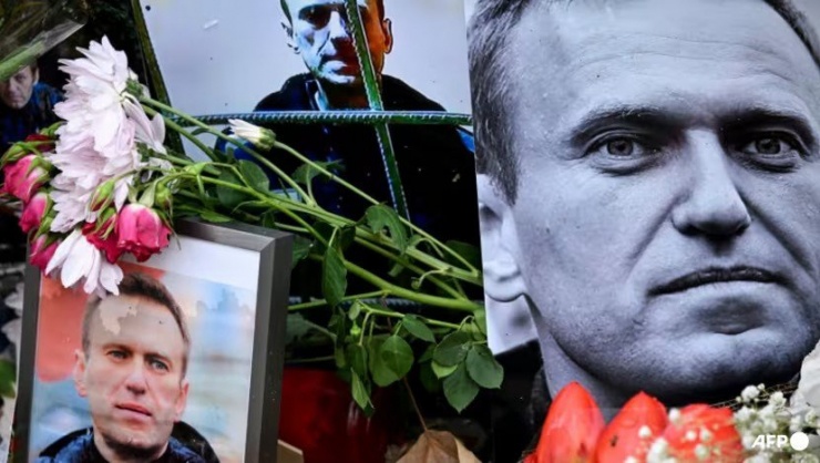 Người dân đặt hoa tưởng niệm nhân vật đối lập Nga Alexei Navalny. Ảnh: AFP