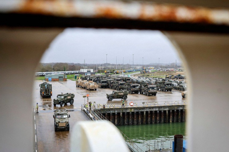 Các phương tiện quân sự của Anh chuẩn bị tham gia cuộc tập trận của NATO vào tháng 2-2024. Ảnh: AFP