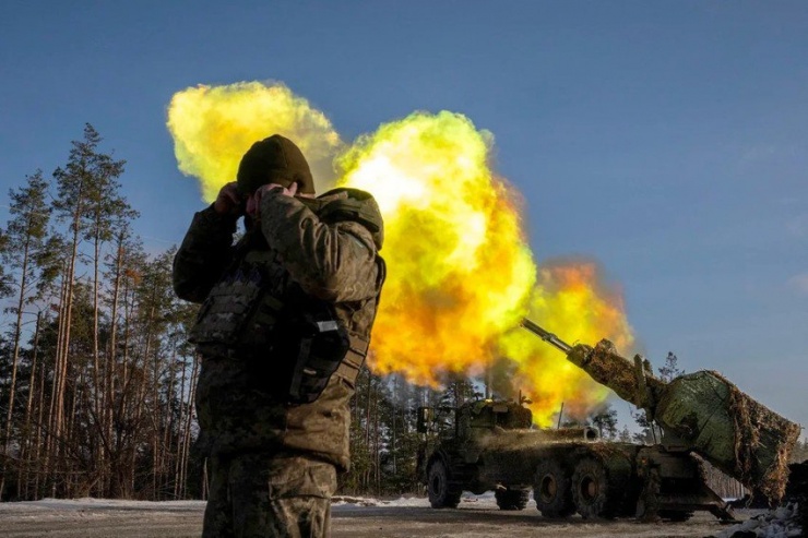 Binh sĩ Ukraine bắn pháo tự hành do Thụy Điển sản xuất vào các vị trí của Nga ở tỉnh Donetsk vào tháng 12-2023. Ảnh: REUTERS