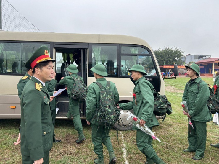 Lễ giao nhận quân tại huyện Ninh Giang, Hải Dương. Năm nay, huyện Ninh Giang có 266 tân binh lên đường nhập ngũ. Ảnh: Anh Vũ