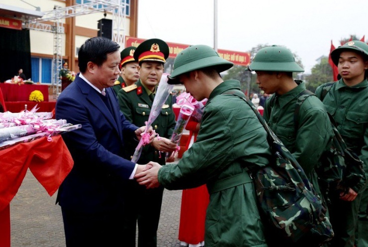 Chủ tịch UBND tỉnh Thái Bình Nguyễn Khắc Thận động viên tân binh tại TP Thái Bình lên đường nhập ngũ. Ảnh: Anh Vũ