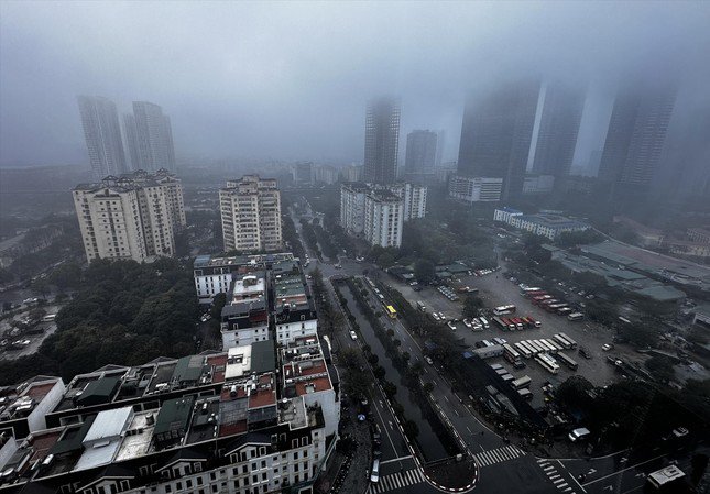 Hà Nội ô nhiễm không khí kết hợp với mưa phùn, sương mù trong sáng qua (23/2). Ảnh: Như Ý