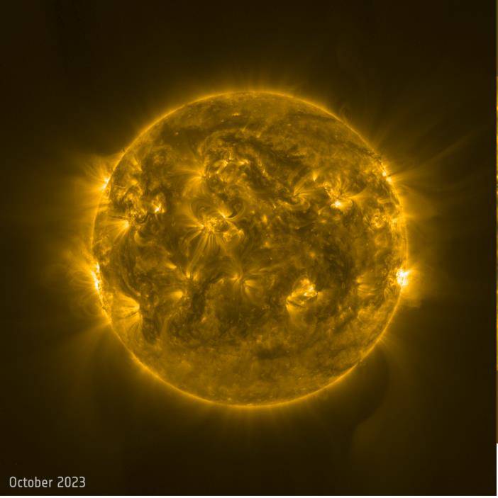 Hình ảnh mặt Trời vào tháng 2-2021 và tháng 10-2023 - Ảnh: NASA/ESA