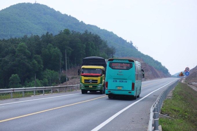 Cao tốc Cam Lộ - La Sơn có nhiều đoạn hai làn xe, có lề đường 2 m, không có làn dừng khẩn cấp. Ảnh: Võ Thạnh.