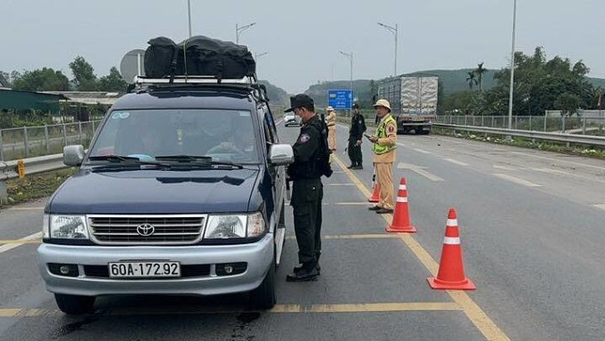 Lực lượng chức năng tăng cường xử lý vi phạm giao thông trên cao tốc Cam Lộ - La Sơn. Ảnh: Võ Thạnh