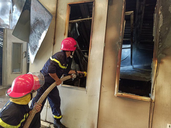 Lực lượng PCCC nhanh chóng tiếp cận hiện trường. Ảnh: LP