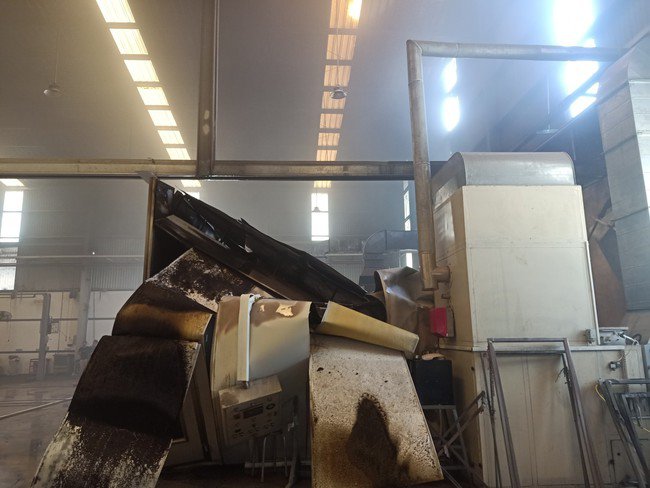 Bên trong khu vực cháy của showroom ôtô. Ảnh: LP