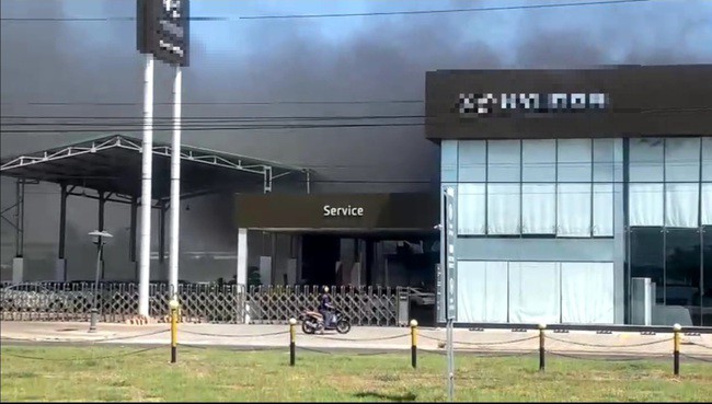 Khói đen bốc lên ngùn ngụt nhìn từ ngoài showroom. Ảnh: LP